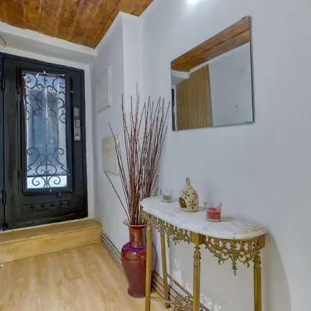 Charming Old Town Apartment *